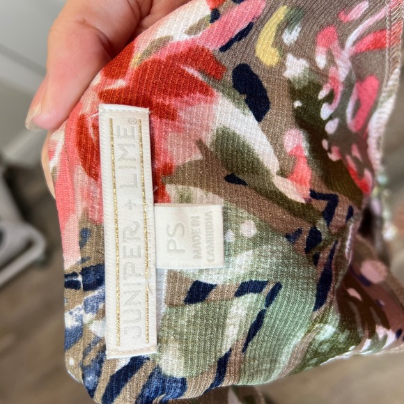 Juniper Lime Petite P Floral Print V Neck 3/4 Sleeve Pleated Top - Picture 5 of 6